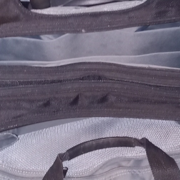 Laptop carry bag with 5 compartments and collapsible handle and wheels - Picture 3 of 5